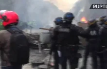 Francuska, demokratyczna policja pokojowo rozmawia z obywatelem
