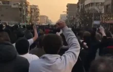 Gwałtowne protesty w Iranie. Są pierwsi zabici, władze blokują media...