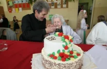 Nowoczesna 100-latka. Za "urodzinówkę" z ZUS kupuje komputer
