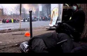 Najmocniejsze wideo z Majdanu. Z samego środka ostrzeliwanych [+18]
