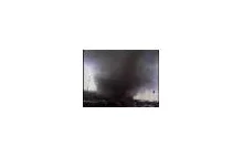 Niesamowite wideo pokazujące tornado w akcji.