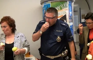 Policjant z Gliwic został rekordzistą Polski w jedzeniu jabłek.