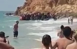 Grupa afrykańskich migrantów niespodziewanie wdarła się na plażę w Hiszpanii.