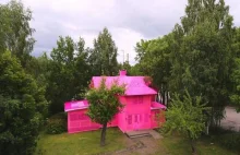 Polka ubiera domy w różowe koronki. Tak zwraca uwagę na problem...