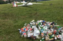Juwenalia! Studenci zaśmiecili lotnisko, a butelki musieli sprzątać piloci.