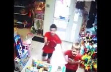 Dzieci próbowały obrabować sklep z zabawkami na Uralu.