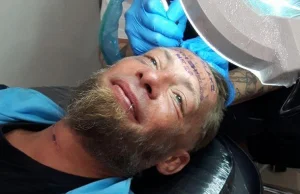 Zapłacili bezdomnemu Polakowi za tatuaż na czole.