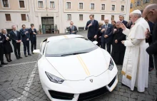 Papież sprzedaje swoje lamborghini. Kup 580-konną bestię i pomóż potrzebującym