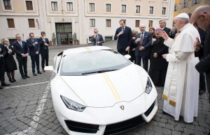 Papież sprzedaje swoje lamborghini. Kup 580-konną bestię i pomóż potrzebującym