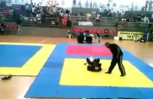 Walka Jiu Jitsu kończy się porażeniem cztero-kończynowym.