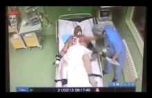 Lekarz bije pacjenta po operacji...