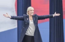 Francuzi coraz bardziej skrajnie prawicowi. Rośnie poparcie dla Marine Le Pen