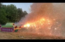 Największy na świecie czołg fajerwerków! I wybuchło!