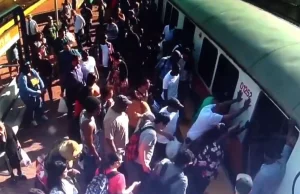 Pasażerowie odchylili pociąg, żeby uratować kobietę w Bostonie