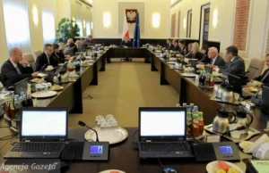 Tusk i ministrowie chwalą się nowiutkimi laptopami