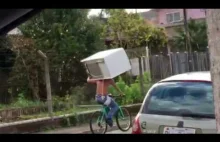 Wygodny sposób na transport lodówki.