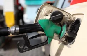 "Benzyna może kosztować mniej niż 4 zł za litr" - prognozuje ekspert