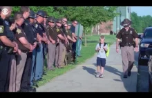 Pierwszy dzień w szkole po śmierci taty - policjanta