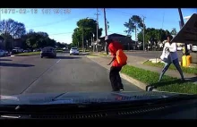 Kobieta celowo wpycha faceta pod samochód