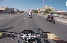 Kobieta spada z motocykla podczas jazdy