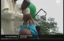 Muzułmańska tradycja zrzucania z dachu dzieci.