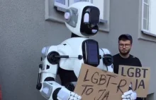 Dobra akcja na proteście pod ,,Gazetą Polską''. Przyszedł Homorobot