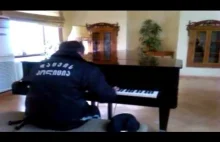 Gruziński ochroniarz przyłapany gdy samotnie gra na fortepianie