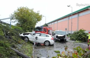 Policja poszukuje świadków wypadku w Katowicach. Publikuje dramatyczny film