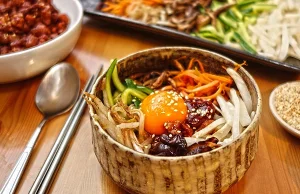 Bibimbap, zamiast studenckiego ryżu z warzywami