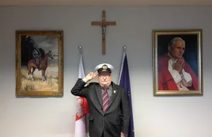 Lech Wałęsa salutuje pod krzyżem. Zdjęcie podbija internet