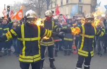 Zamieszki w Paryżu: strażacy podpalili się w proteście, walczą o podwyżki