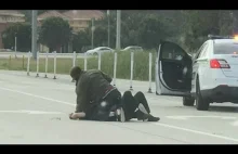 Cywil z bronią ratuje policjanta z opresji.