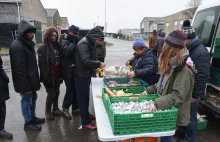 Francuski rząd zwalcza nielegalną imigrację w Calais, rozdając posiłki [ENG]