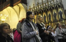 Gwałtowny odwrót młodych Polaków od Kościoła. Na msze chodzi tylko 28 proc.