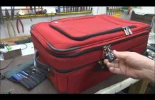 Banalne sposoby na złamanie zaawansowanych zabezpieczeń walizek podróżnych.