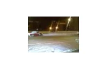 Subaru Impreza i Mitsubishi Evolution vs radiowóz policyjny na śniegu