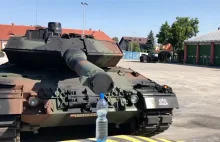 Polscy żołnierze otwierają butelkę… czołgiem