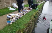 Policja nurkowała w kanale po muzułmańskie książki. Niepotrzebnie...