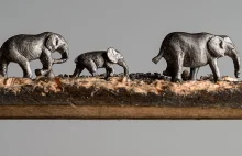 Rodzina słoni wyrzeźbiona w graficie od ołówka