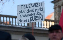 Jarosław Kurski na demonstracji KOD przed budynkiem TVP