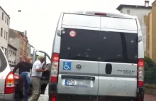Poznań: mężczyzna zaatakował kierowcę przewożącego niepełnosprawnych [WIDEO]