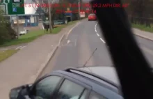 Nieuważny kierowca wyprzeda ciężarówkę
