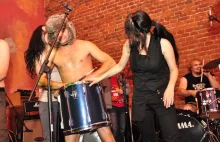 Perkusista tańczył nago... ubrany w własny bęben (video