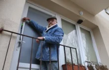 Saska Kępa: Wchodzi do mieszkania po drabinie, bo... zlikwidowano schody
