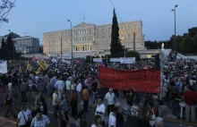 Tysiące ludzi na głównym placu Aten. Mają dość oszczędzania