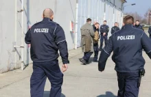 „Uchodźcy” zaatakowali Polaka. Niemieckie media i policja usuwają informację