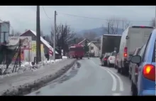 Przejazd busa przez zamknięty przejazd kolejowy!