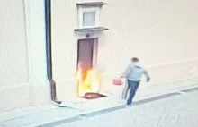Oblał benzyną drzwi kościoła i podpalił. Wszystko nagrała kamera [wideo z...
