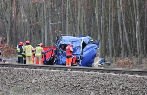 Wypadek na przejeździe w Nowej Schodni w gminie Ozimek. Tir wjechał pod pociąg