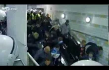 Hooligans in escalator - Kibice i ruchome schody ;